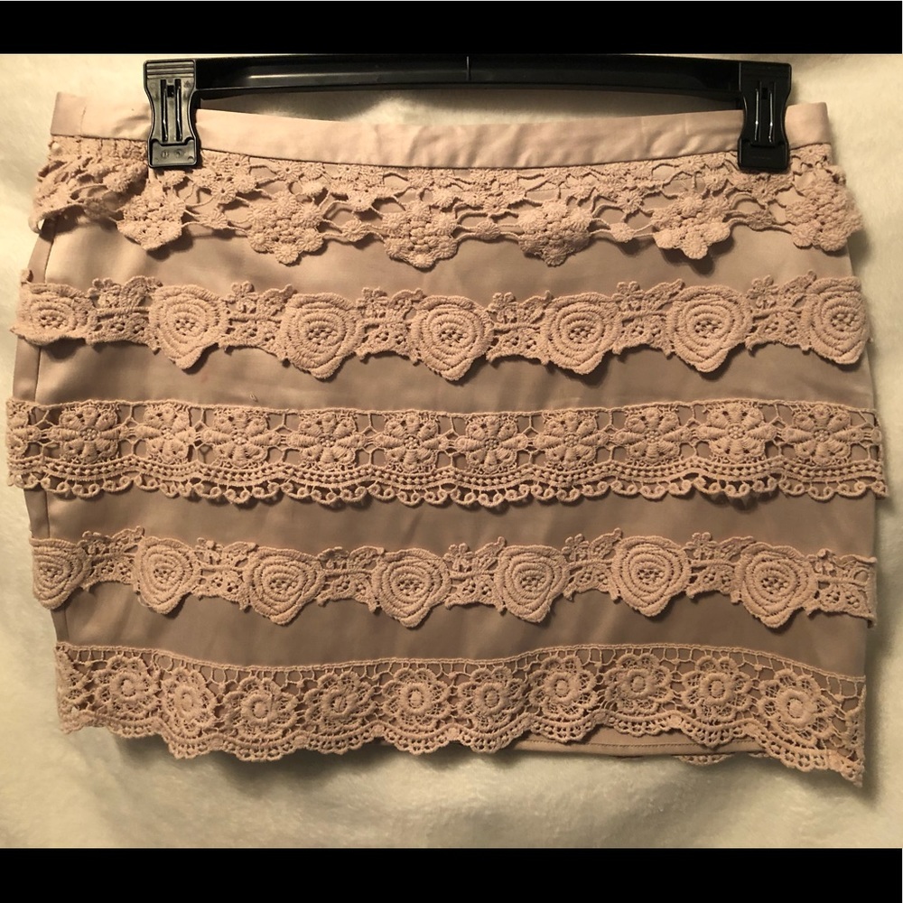 Gorgeous light pink mini lace skirt